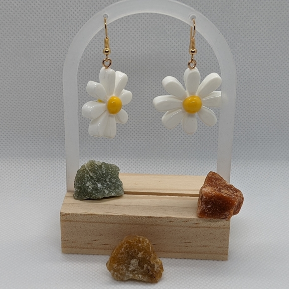 Pair of Sunny, Dangling Daisy Earrings - Picture 5 of 7